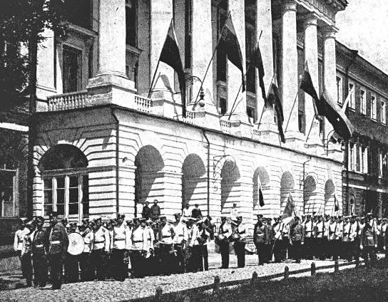 Кадети Полтавського корпусу крокують на вишкіл. 1900 рік. Фото сайту retroua.com